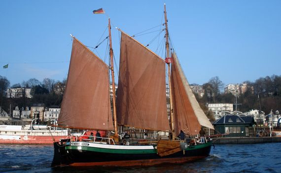 ANNA segelnd vor dem Museumshafen