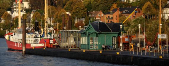DÖNS historisches Wartehäuschen im Museumshafen Oevelgönne
