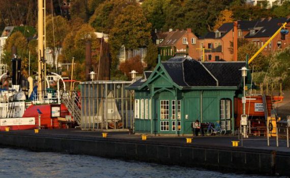 DÖNS historisches Wartehäuschen im Museumshafen Oevelgönne