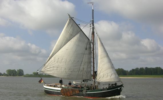 ELFRIEDE segelt auf der Unterelbe