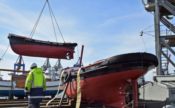 Kranarbeiten im Museumshafen Oevelgönne