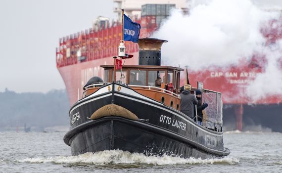 OTTO LAUFFER vor Containerschiff auslaufend