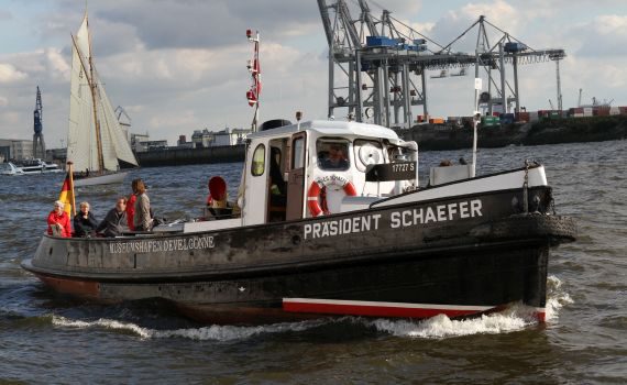 PRÄSIDENT SCHÄFER in Fahrt, Zollbarkasse