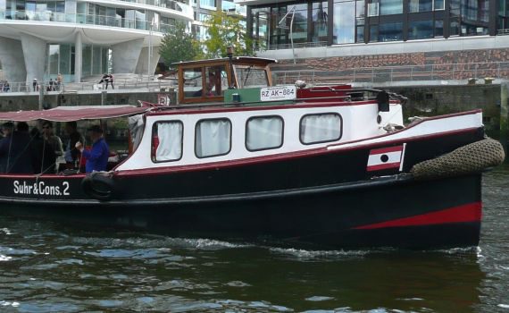 SUHR UND CONSORTEN in Fahrt, Schleppbarkasse