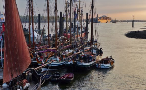 MUSEUMSHAFEN OEVELGÖNNE Westhafen im Abendlicht