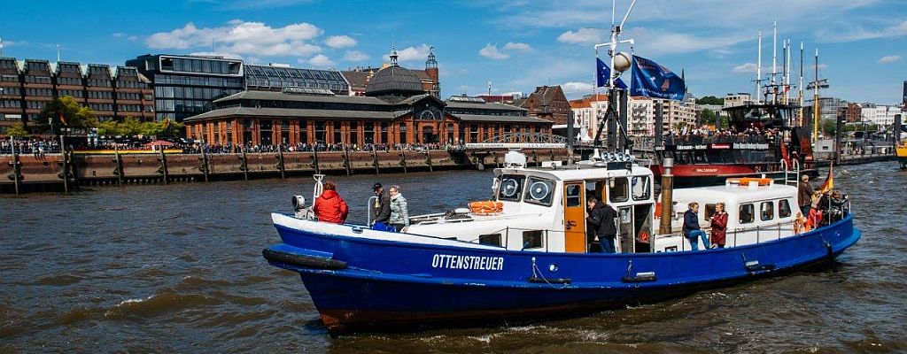 OTTENSTREUER vor der Fischauktionshalle