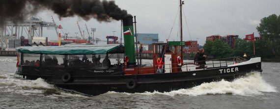 Dampfschlepper TIGER, volle Fahrt auf der Elbe