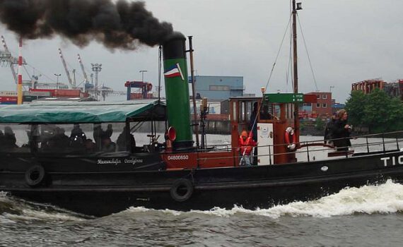 Dampfschlepper TIGER, volle Fahrt auf der Elbe