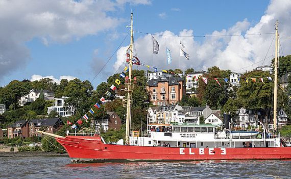 ELBE3 auf der Elbe vor Oevelgönne