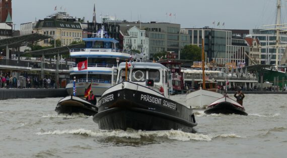 Traditionsschiffe vor den Landungsbrücken