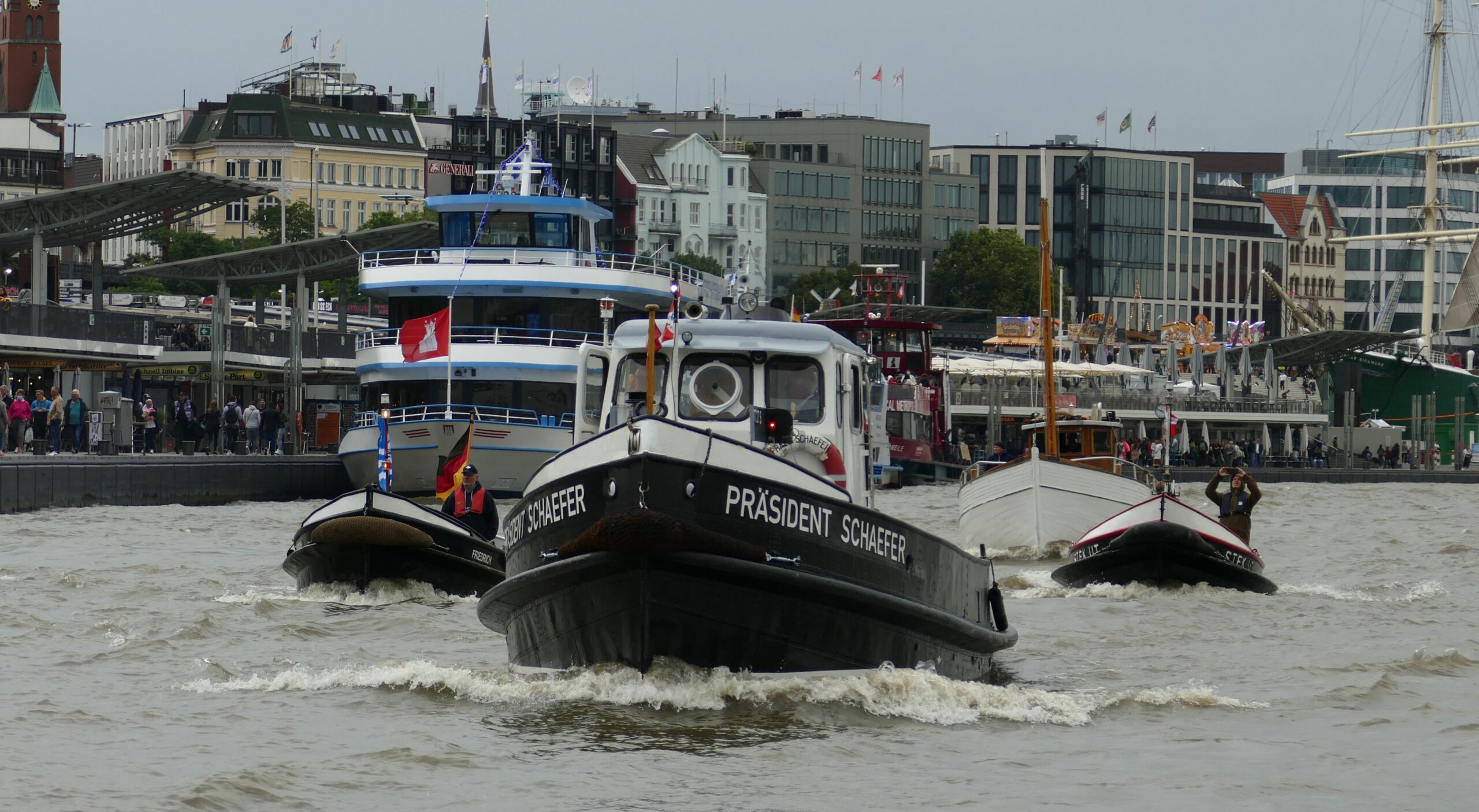 Traditionsschiffe vor den Landungsbrücken
