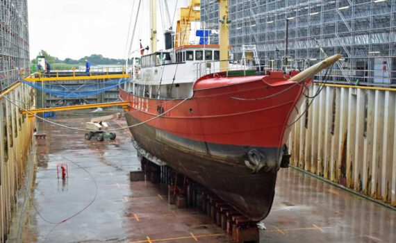 ELBE 3 im Dock der Peters Werft