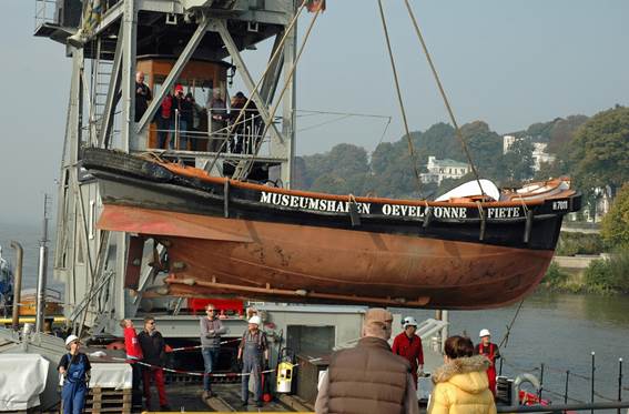 Karl-Friedrich-Steen - Kranen eines Festmacherbootes aus dem Museumshafen