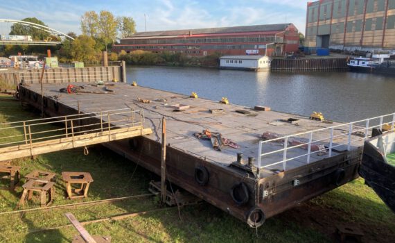 Schwimmponton an Land auf der Hitzler Werft, Lauenburg. Foto Museumshafen Oevelgönne e.V.