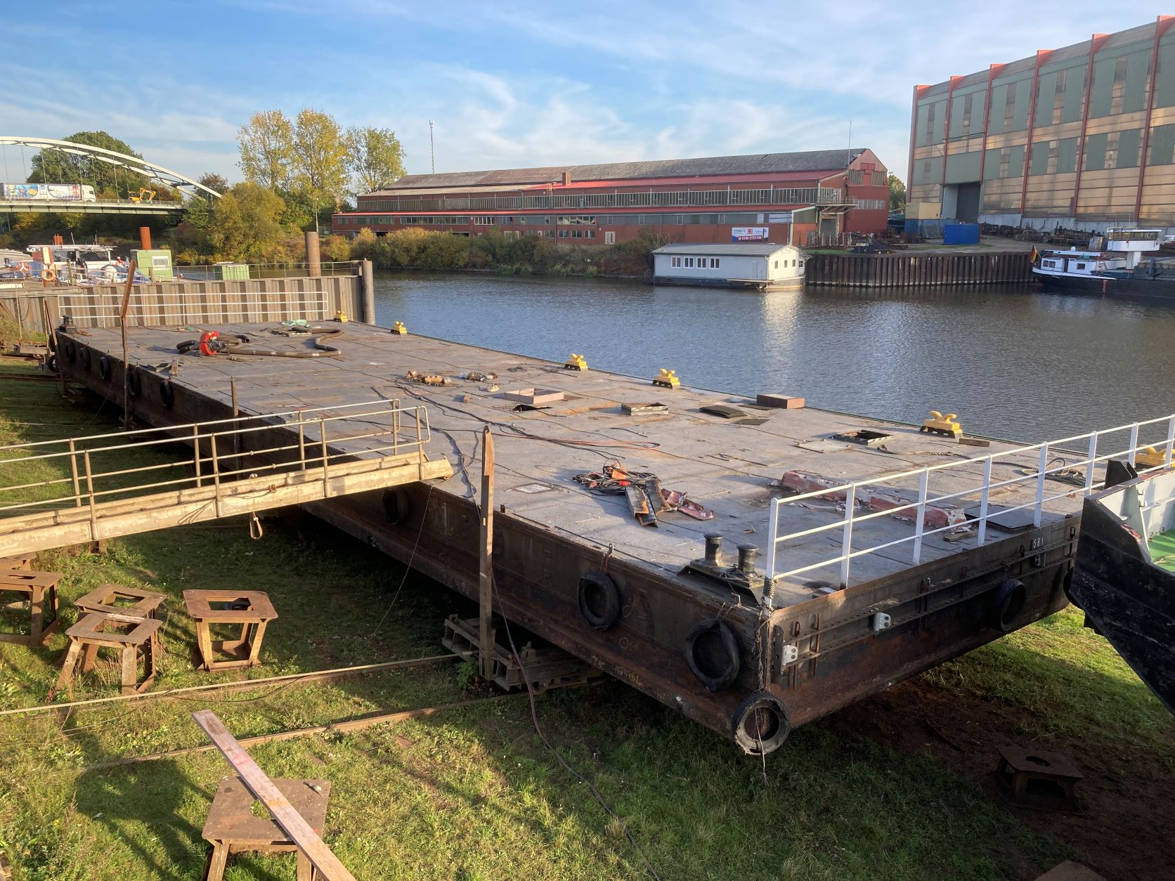Schwimmponton an Land auf der Hitzler Werft, Lauenburg. Foto Museumshafen Oevelgönne e.V.