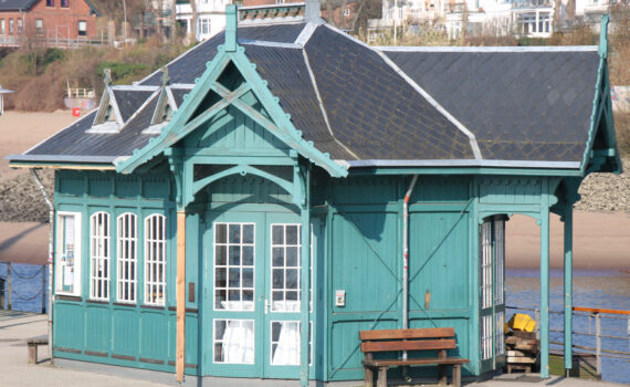 Bild des Wartehäuschens "DÖNS" auf dem Fähranleger Övelgönne/Neumühlen