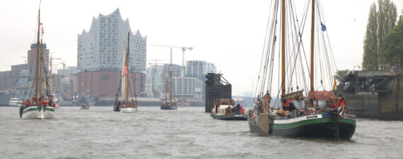 Segler des Hafenmuseums vor der Elbphilharmonie