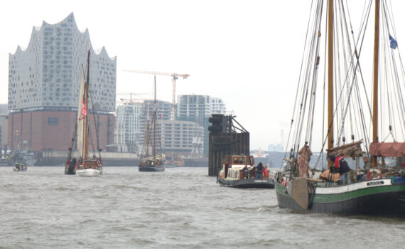 Segler des Hafenmuseums vor der Elbphilharmonie