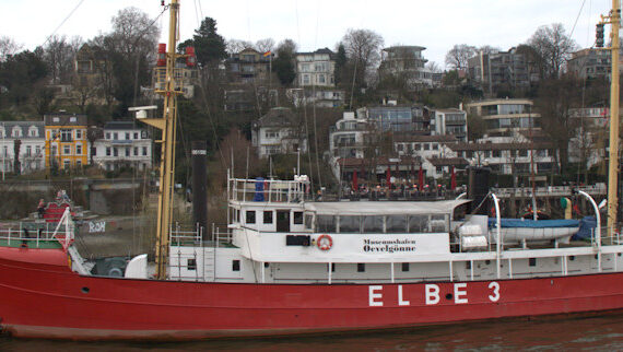Ehemaliges Feuerschiff "Elbe 3" am liegeplatz im Museumshafen