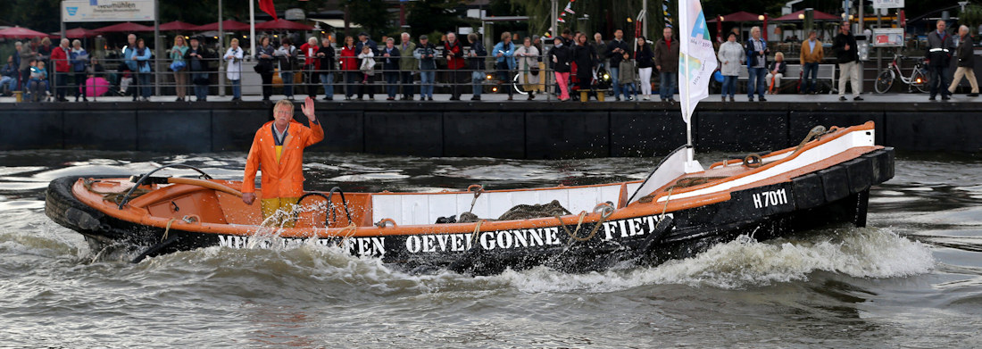 Festmacherboot "Fiete" vor den Landungsbrücken