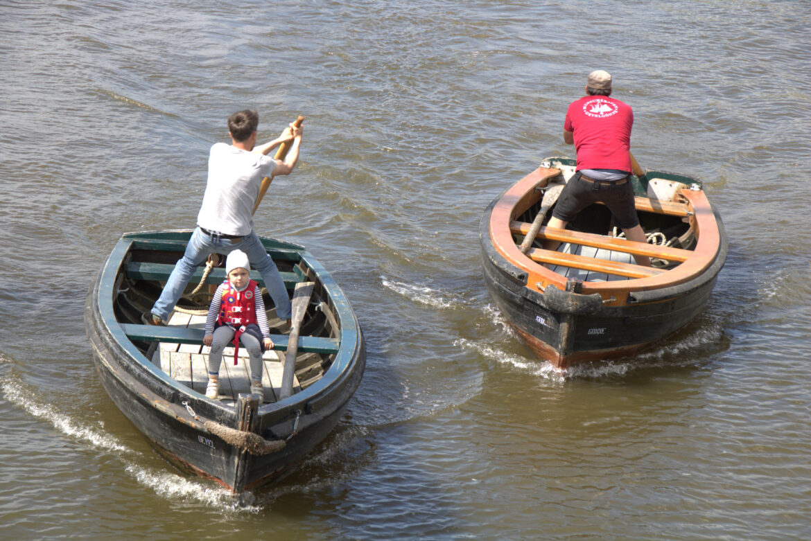 Zwei Boote im Wrigger-Rennen