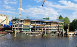 Das Besucherzentrum zum Richtfest mit Gerüst und Richtkranz