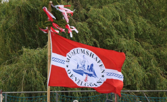 Fahne des Museumshafen Övelgönne und Richtkranz