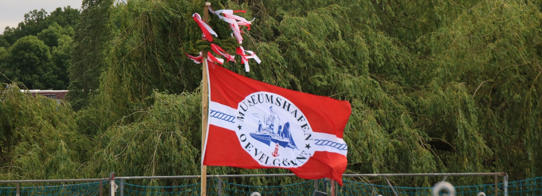 Fahne des Museumshafen Övelgönne und Richtkranz