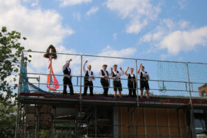 Die Zimmerleute bei der Richtfest-Ansprache