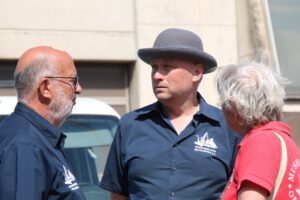 Vorsitzender Heino Schlichting und Geschäftsführer Björn Nicolaisen im Gespräch mit einem Mitglied