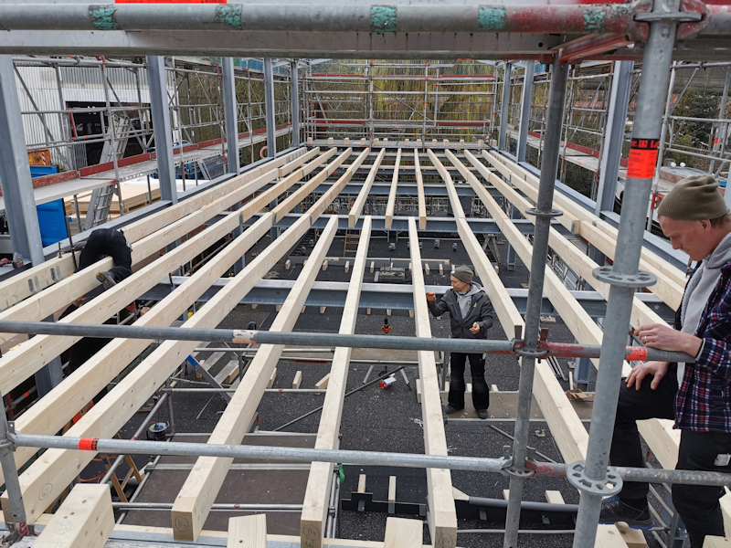 Die Balken des Fußbodens für das Obergeschoss werden montiert