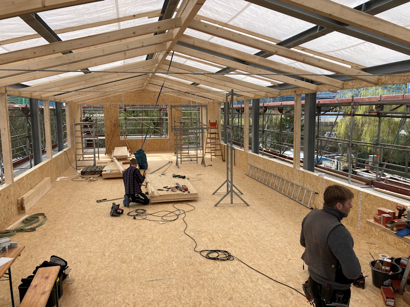 Der Besucherraum nimmt Formen an. Die Geschossdecke ist eingezogen und Wände werden erstellt.