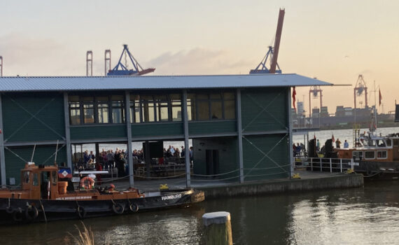 Der Lieger des Besucherzentrums an seinem Liegeplatz im Museumshafen