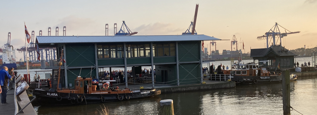 Der Lieger des Besucherzentrums an seinem Liegeplatz im Museumshafen