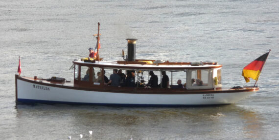 Die Dampfbarkasse Mathilda auf der Elbe