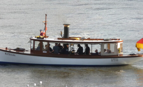 Die Dampfbarkasse Mathilda auf der Elbe