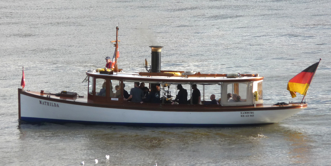 Die Dampfbarkasse Mathilda auf der Elbe