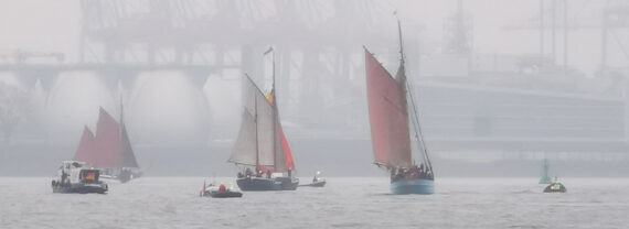 Teilnehmer der Konsul-Klöben-Fahrt 2024 unter vollen Segeln auf der Elbe
