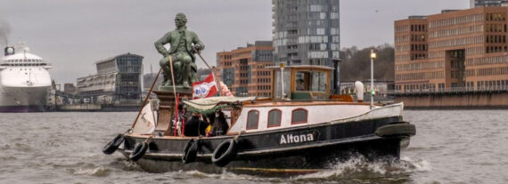 Lessing-Statue auf der Barkasse "Altona" im Hamburger Hafen
