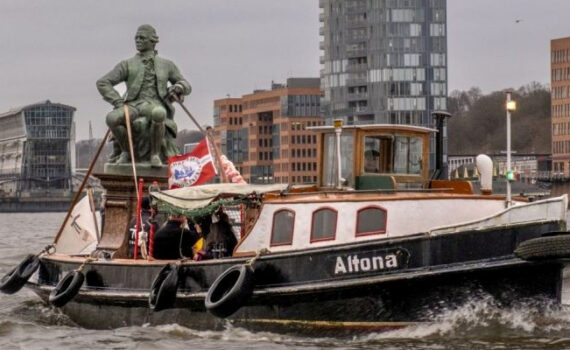 Lessing-Statue auf der Barkasse "Altona" im Hamburger Hafen