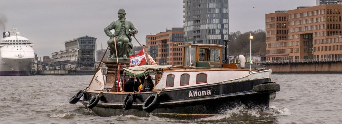 Lessing-Statue auf der Barkasse "Altona" im Hamburger Hafen