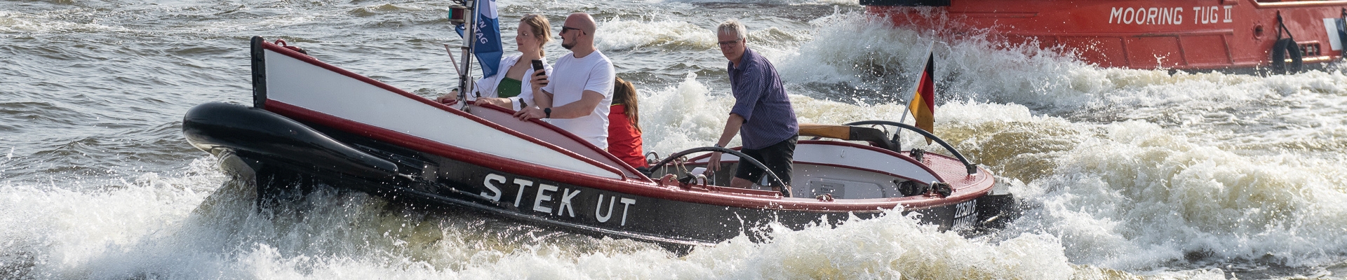 Festmacherboot "Steek Ut" in wilder Fahrt auf der Elbe