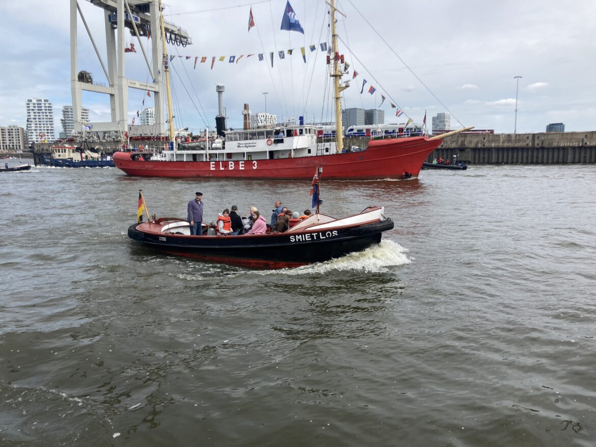 Festmacherboot "Smiet Los" vor der "Elbe 3" im Hansahafen