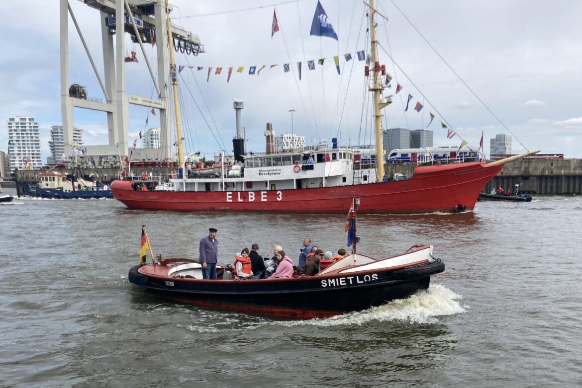 Festmacherboot "Smiet Los" vor der "Elbe 3" im Hansahafen