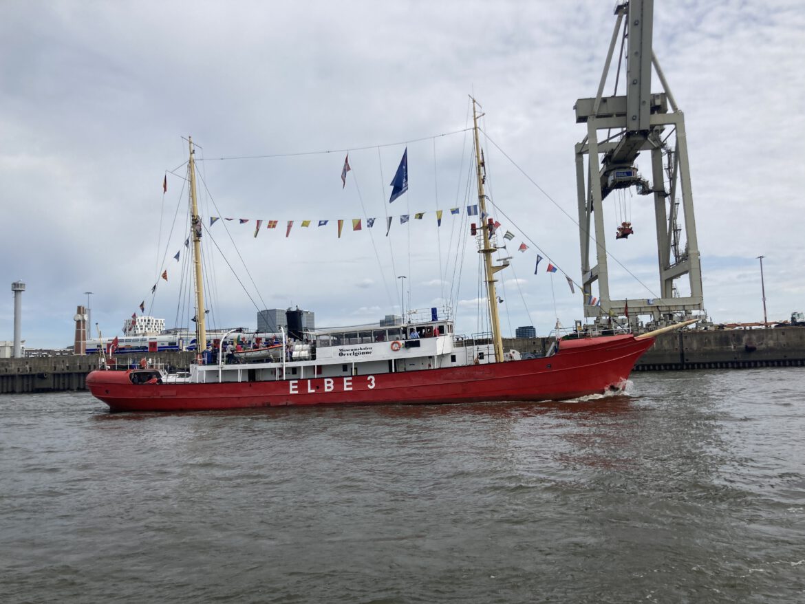 Die "Elbe 3" auf der Elbe im Hansahafen