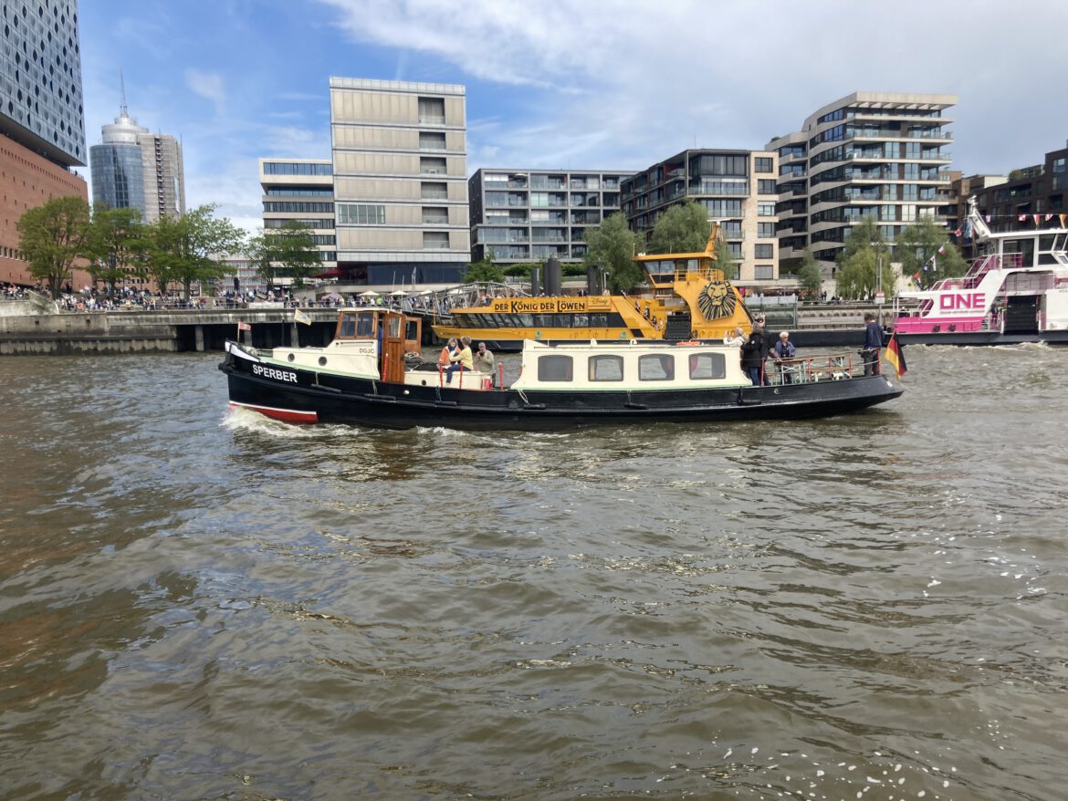 Die "Sperber" auf der Elbe vor der Hafencity