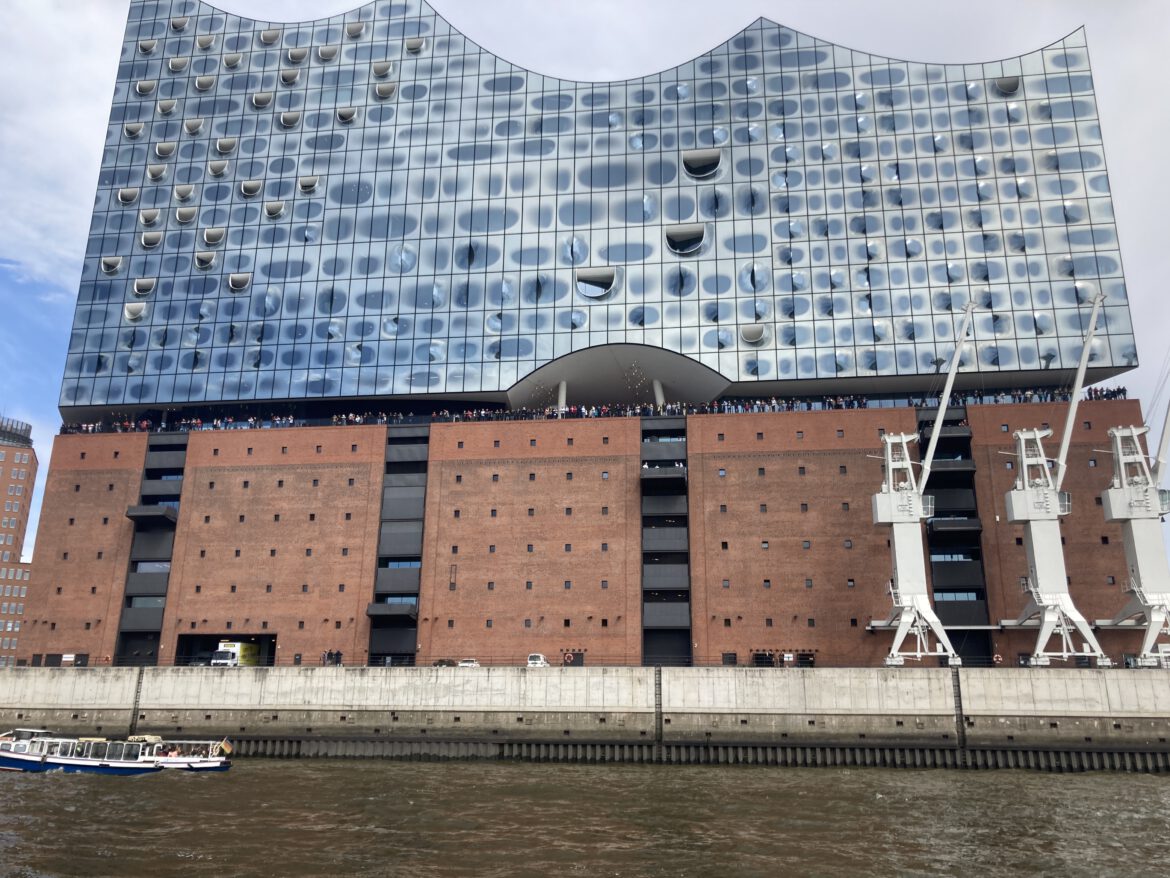 Elbphilharmonie von der Elbe aus gesehen.