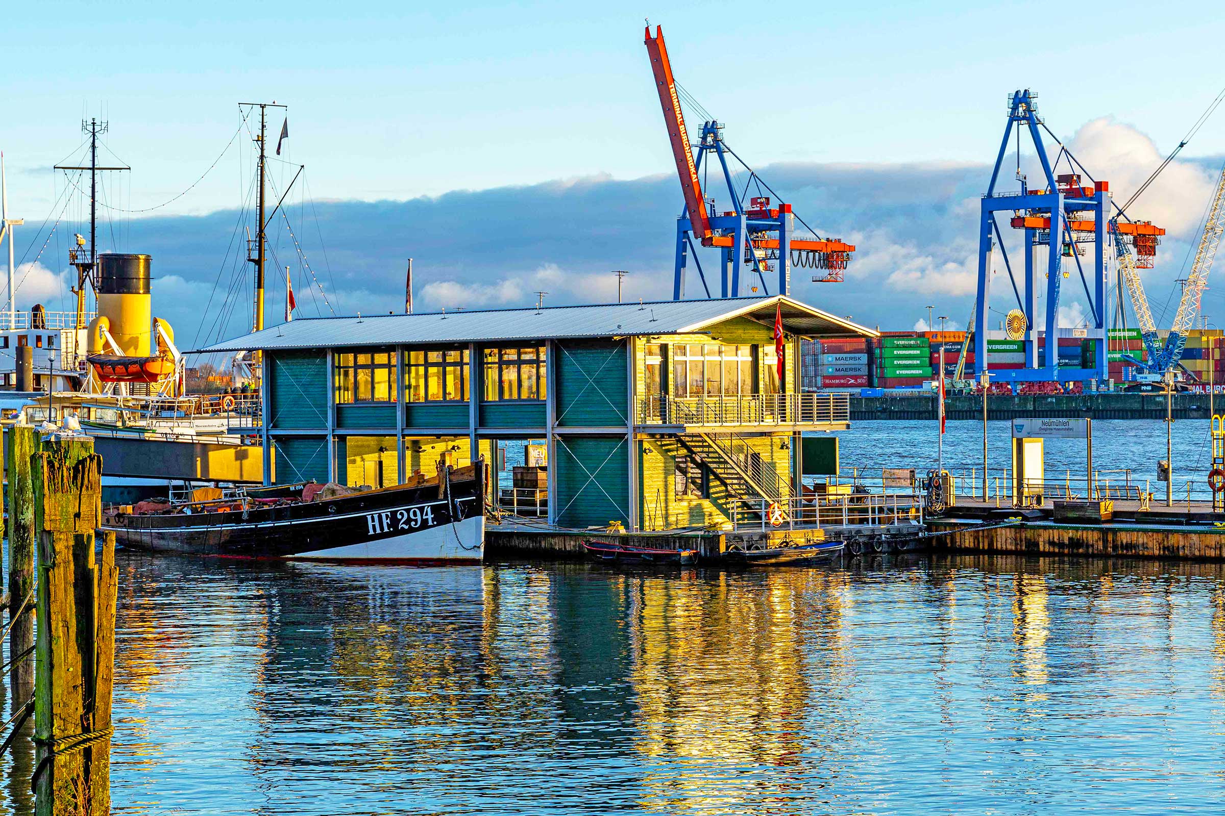 Besucherzentrum “LIEGER” fest vertäut im Museumshafen Oevelgönne