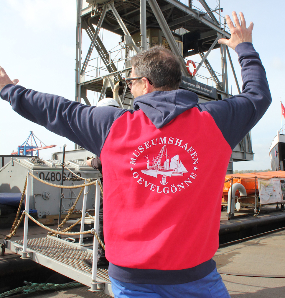 Model im Hafen mit der Rückenansicht des Hoodies
