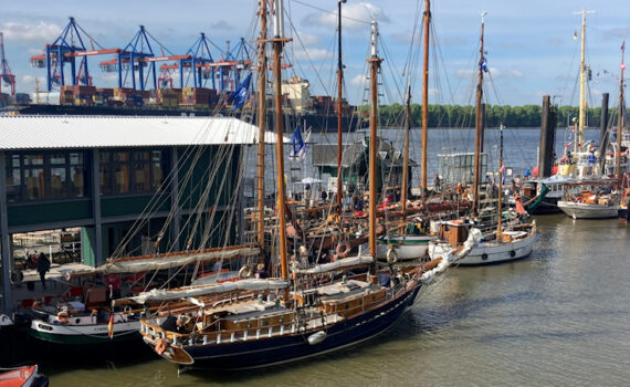 Blick auf den Hafen von der Brücke aus gesehen